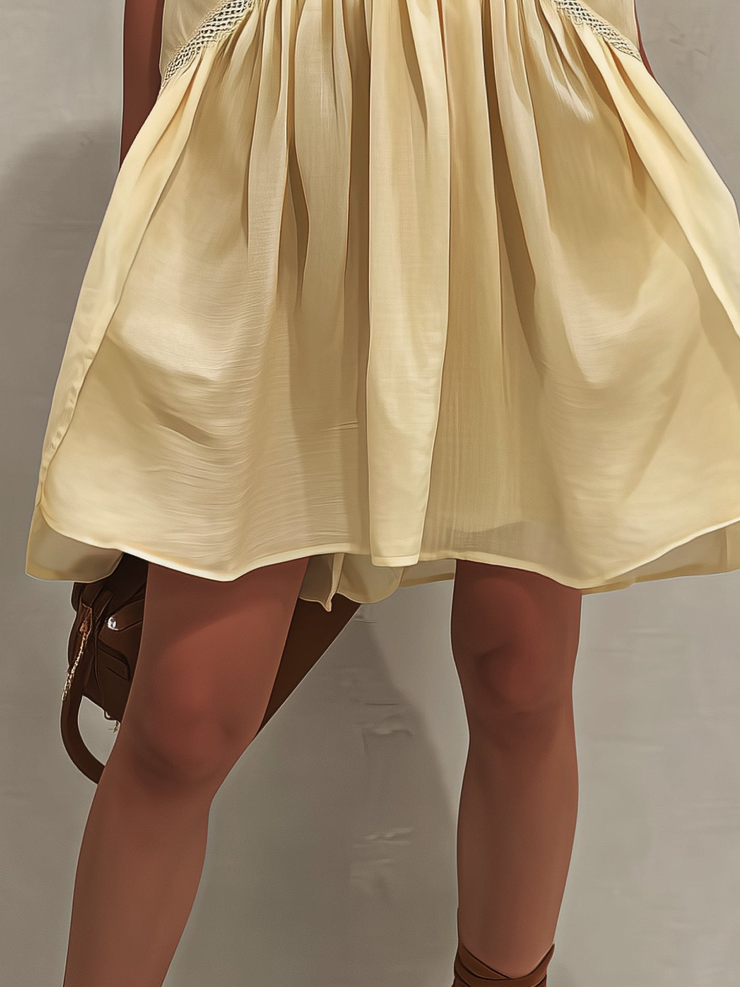 Vestido Mini Amarillo con Escote en V y Encaje