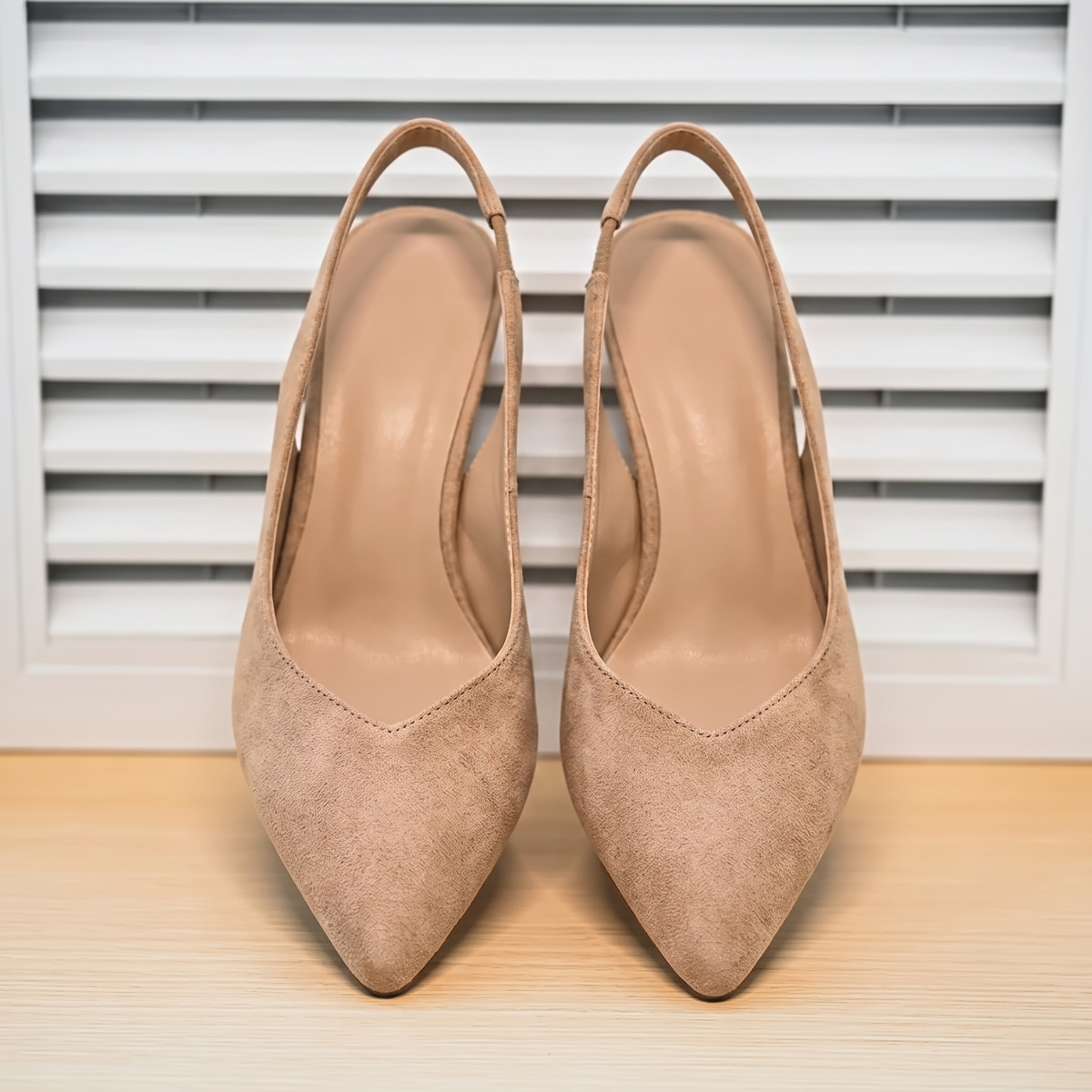 Zapatos Cómodos de Tacón Bajo sobre fondo de persiana blanca