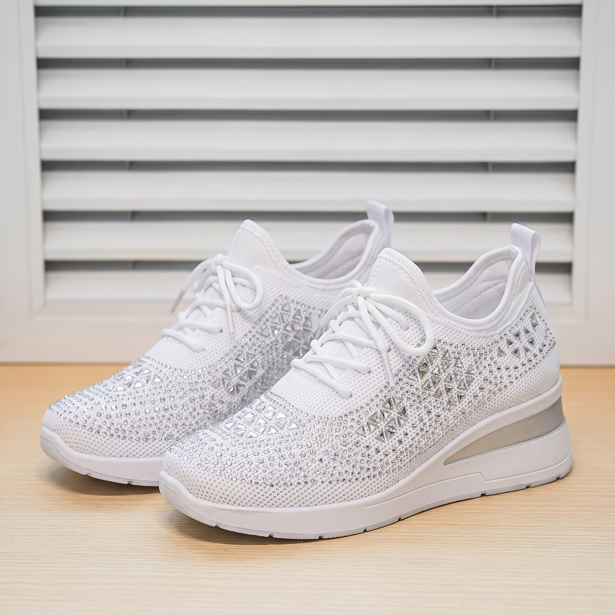 Zapatillas Ortopédicas para Mujer sobre fondo de persiana blanca