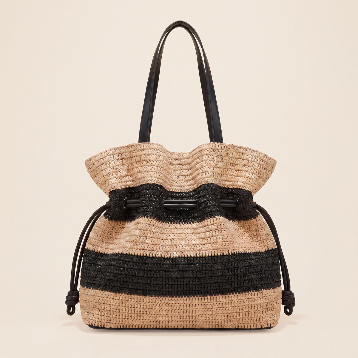 Bolso Tote de Hombro en Crochet sobre fondo crema