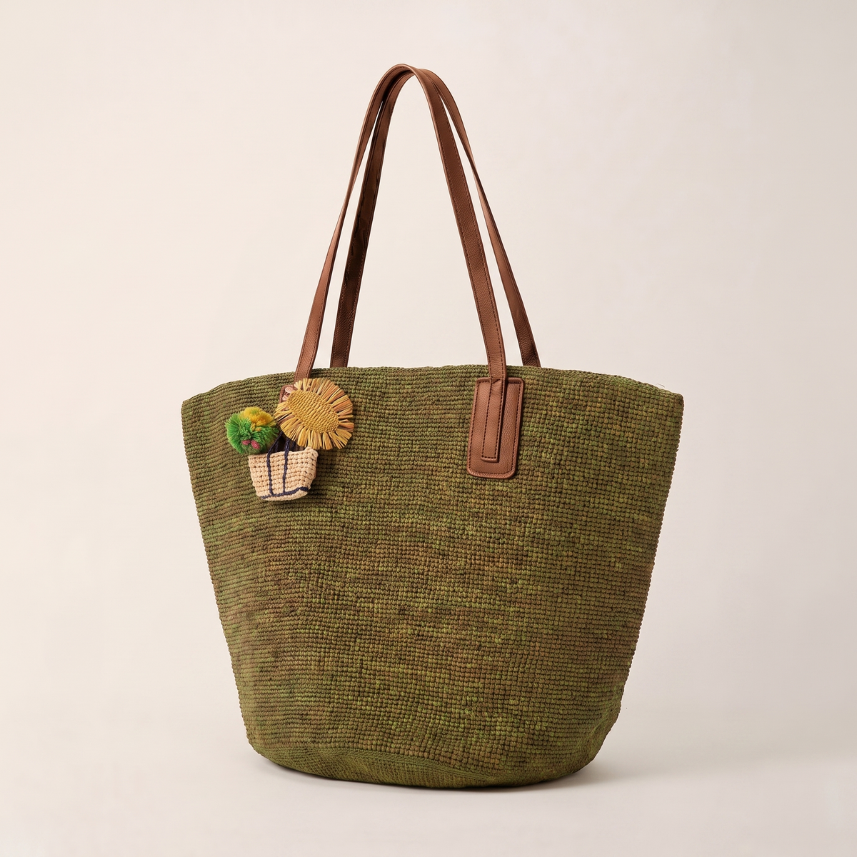 Handwoven Raffia Tote Bag sobre fondo crema