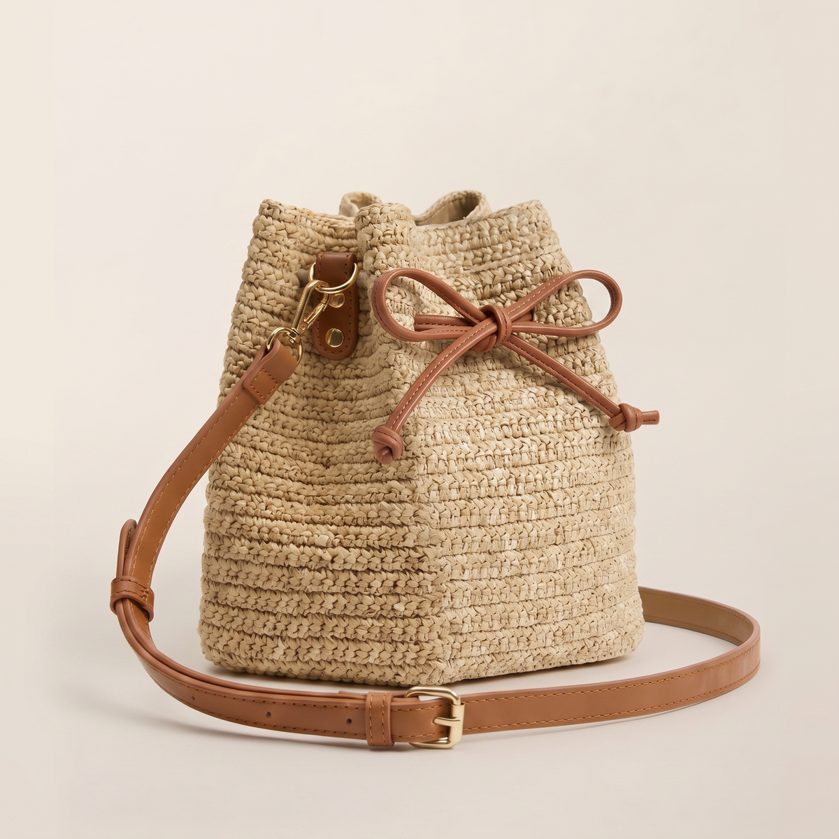 Mini Bolso Bandolera de Rafia sobre fondo crema