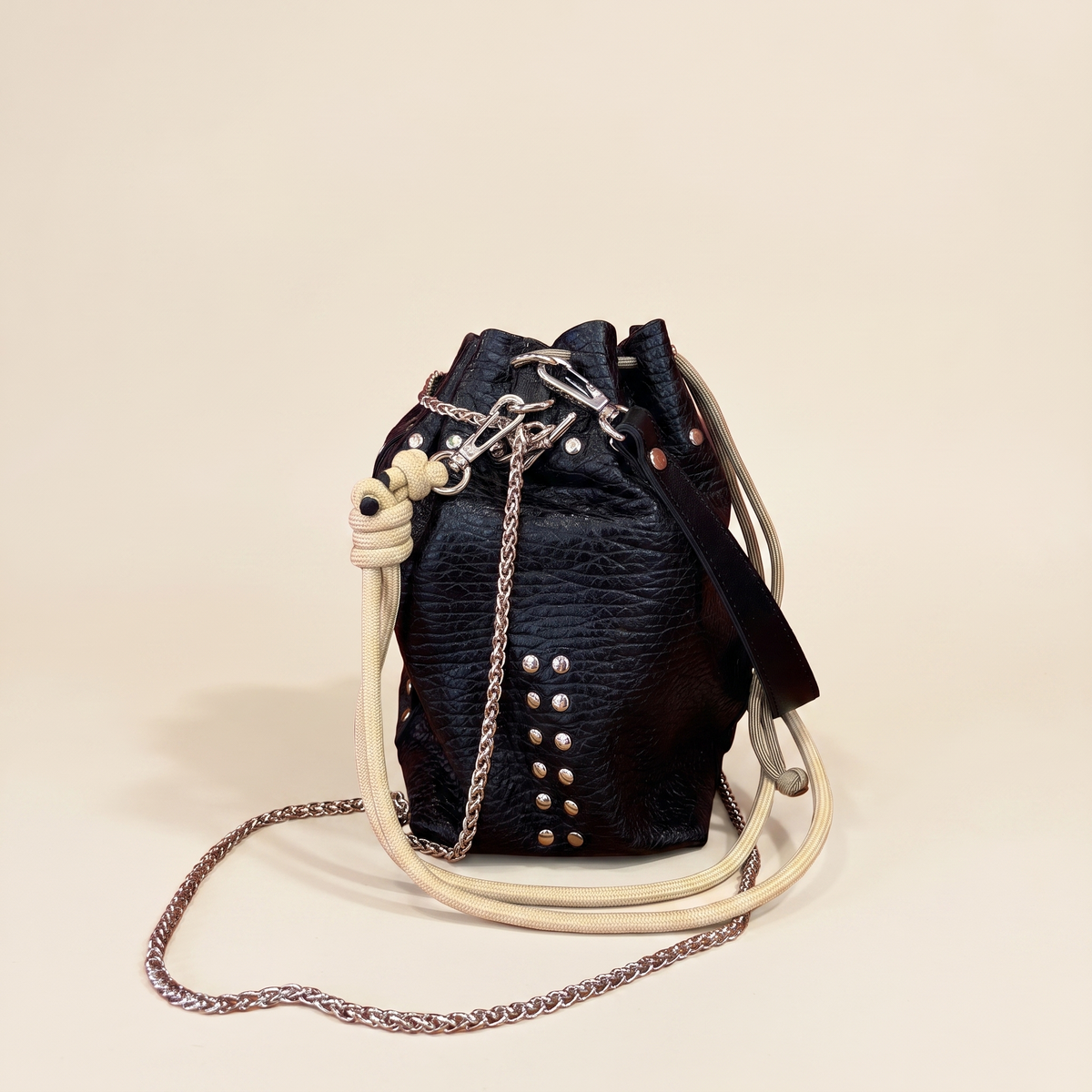 Bolso de Mano de Conchas sobre fondo crema