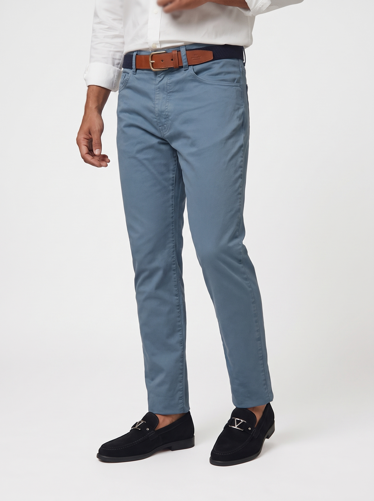 Pantalón algodón Azul Acero con fondo blanco