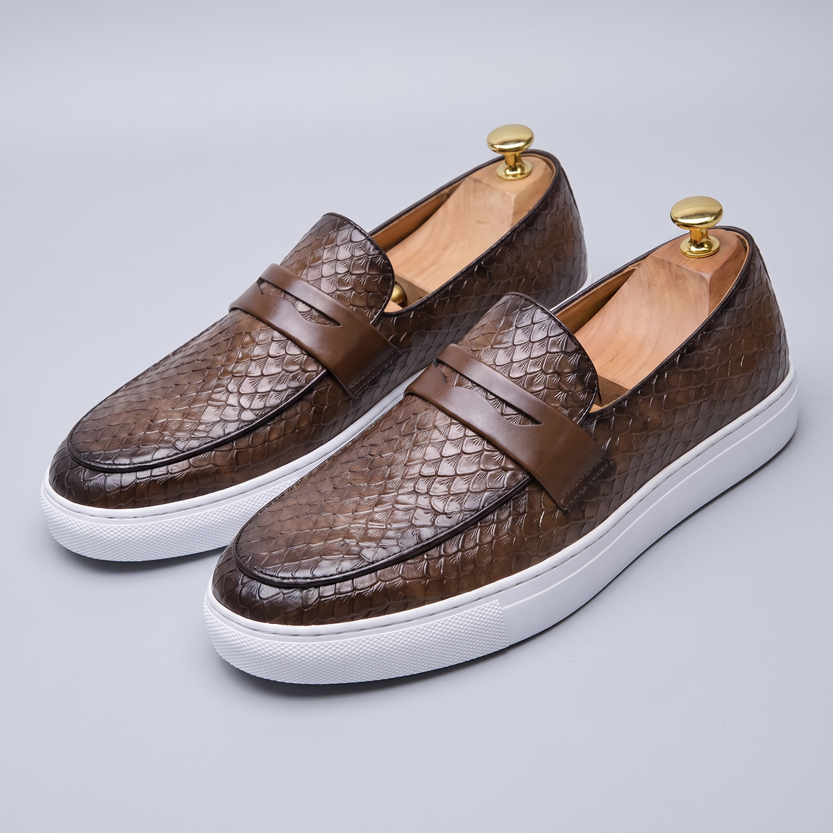 Mocasín Slip-On Toulon sobre horma con fondo gris
