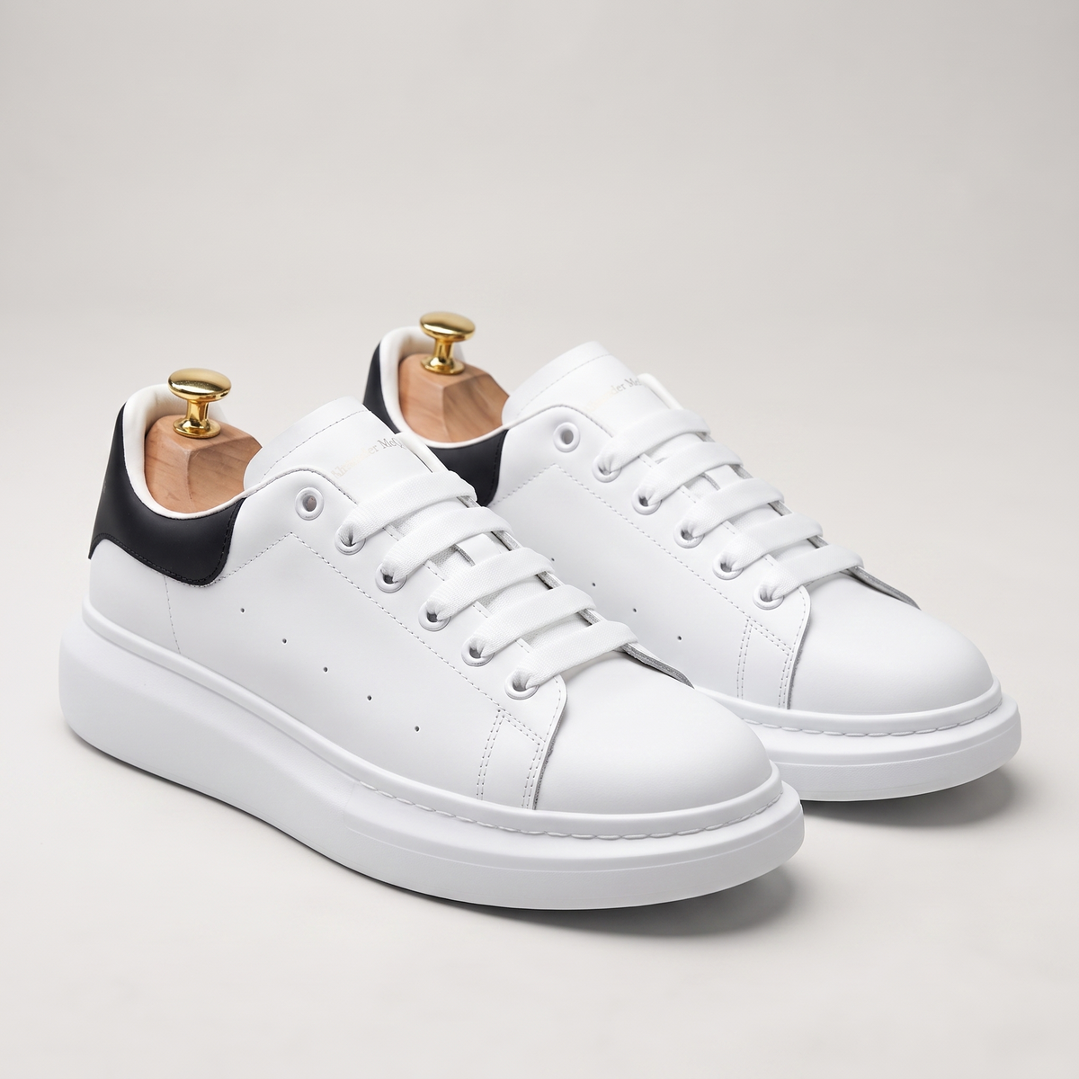 Zapatilla Casual de Piel sobre horma con fondo gris