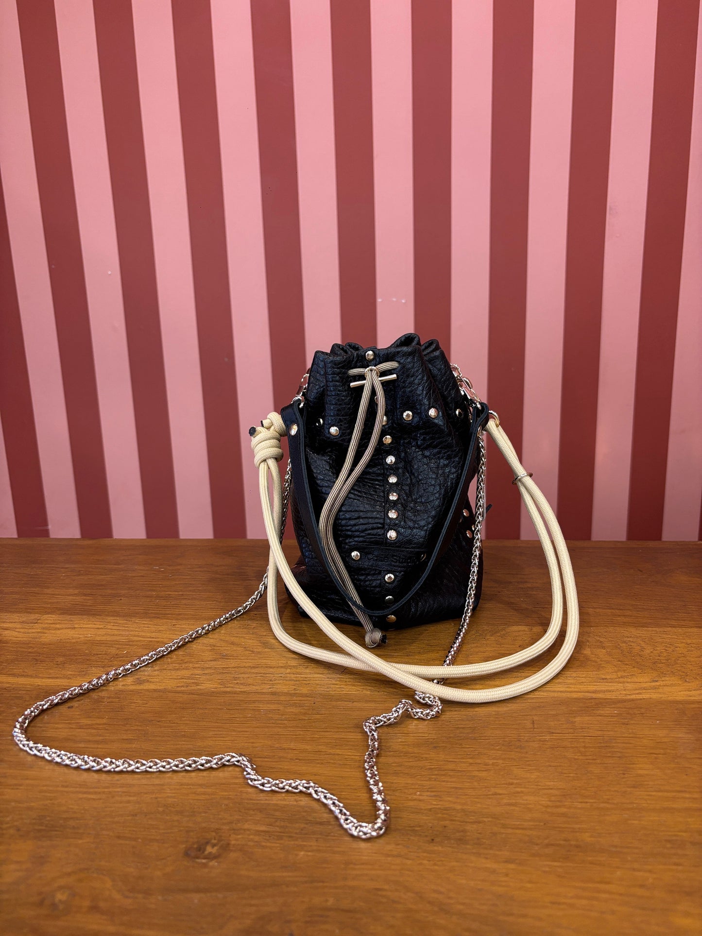 Bolso Beco Stud Elegancia Moderna
