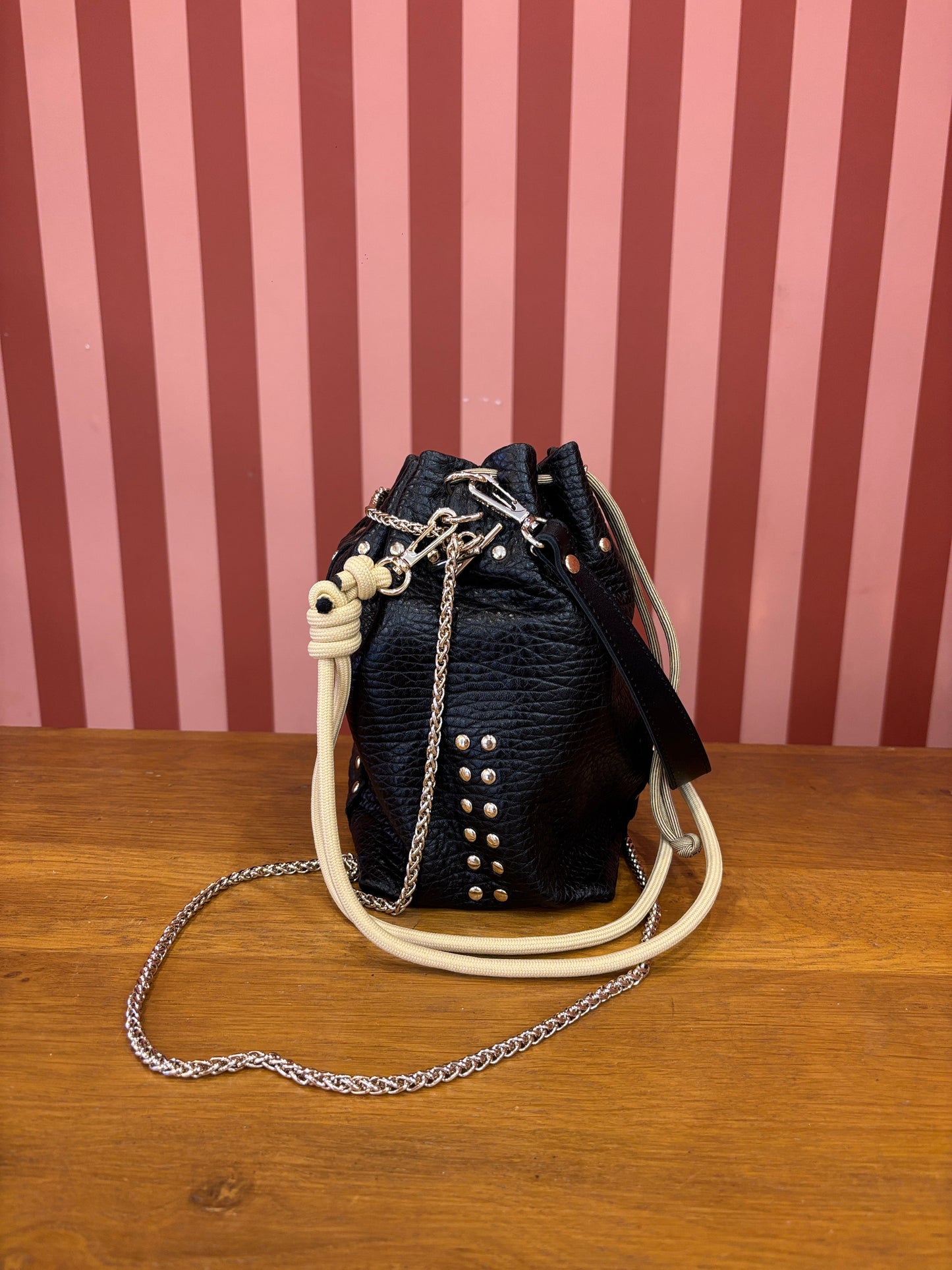 Bolso Beco Stud Elegancia Moderna