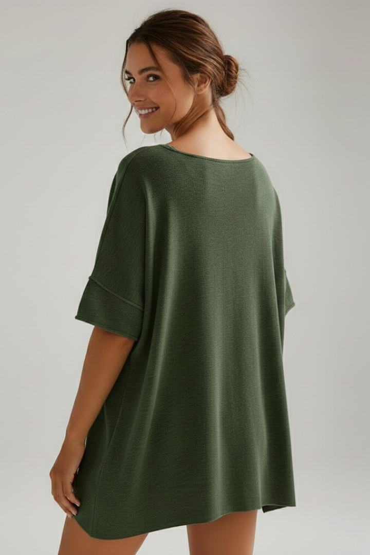 Camiseta de mujer extragrande con cuello redondo y mangas cortas.