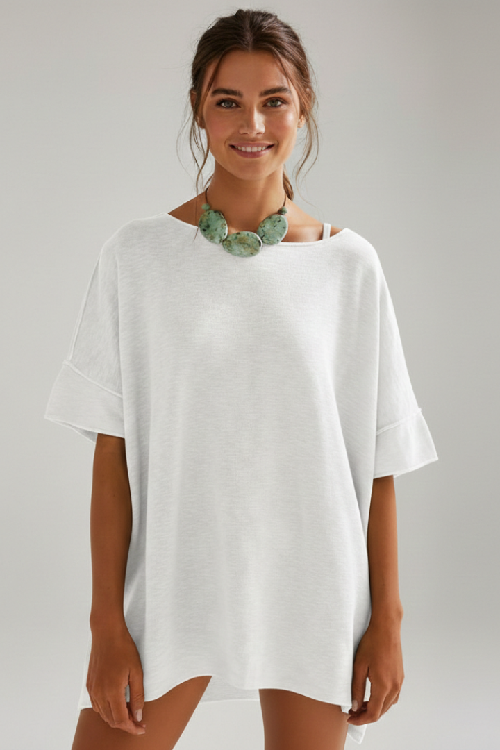 Camiseta de mujer extragrande con cuello redondo y mangas cortas.