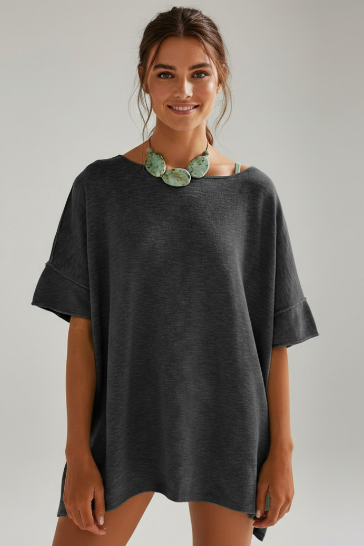 Camiseta de mujer extragrande con cuello redondo y mangas cortas.