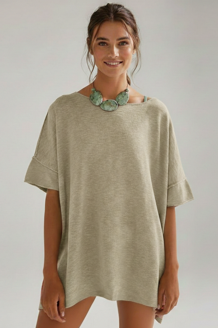 Camiseta de mujer extragrande con cuello redondo y mangas cortas.