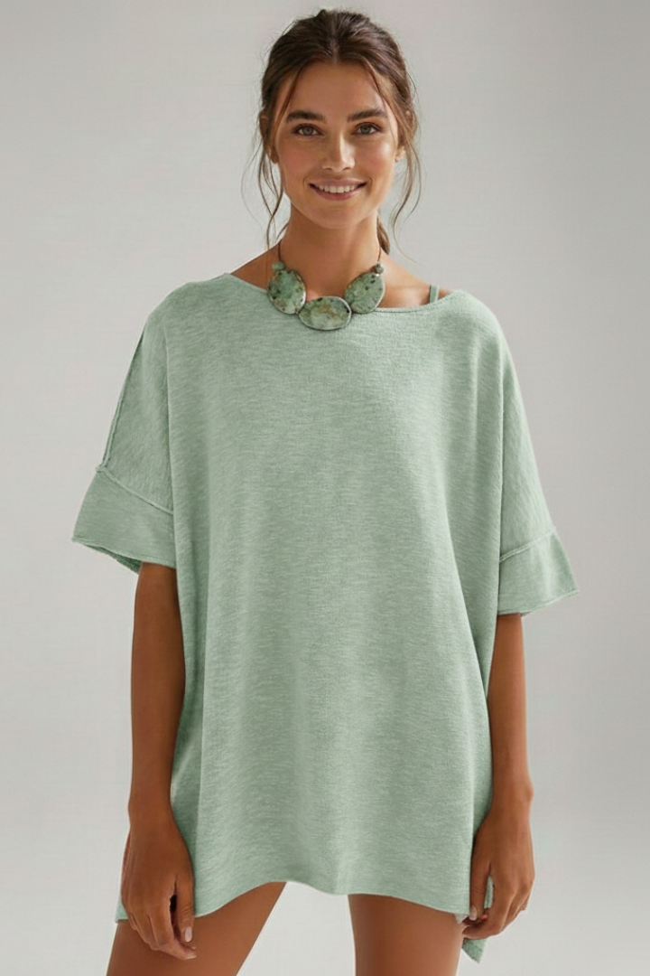 Camiseta de mujer extragrande con cuello redondo y mangas cortas.