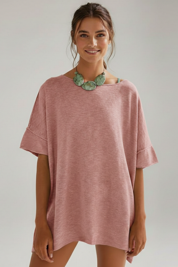 Camiseta de mujer extragrande con cuello redondo y mangas cortas.