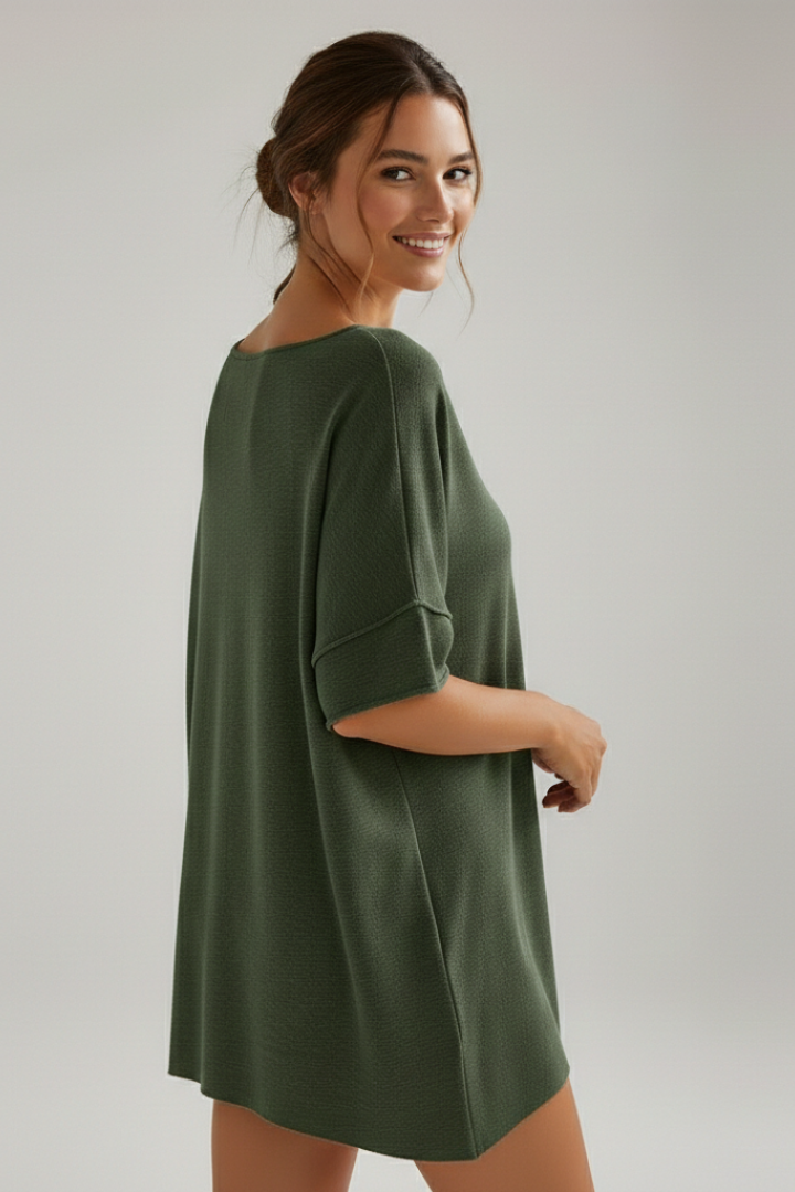 Camiseta de mujer extragrande con cuello redondo y mangas cortas.