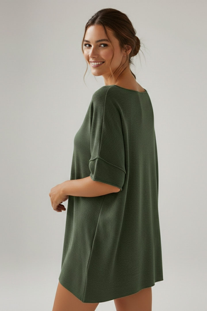 Camiseta de mujer extragrande con cuello redondo y mangas cortas.