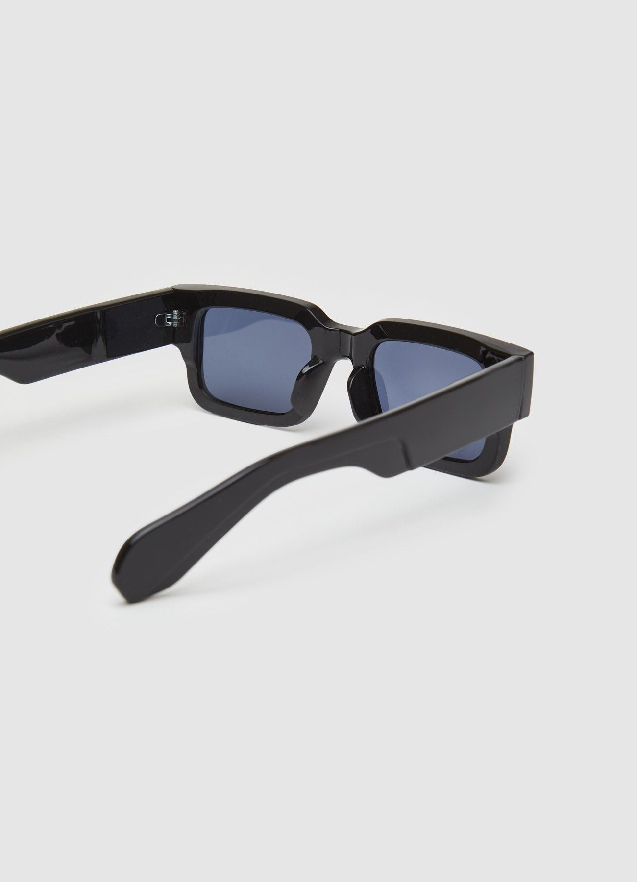 Gafas de sol con montura gruesa