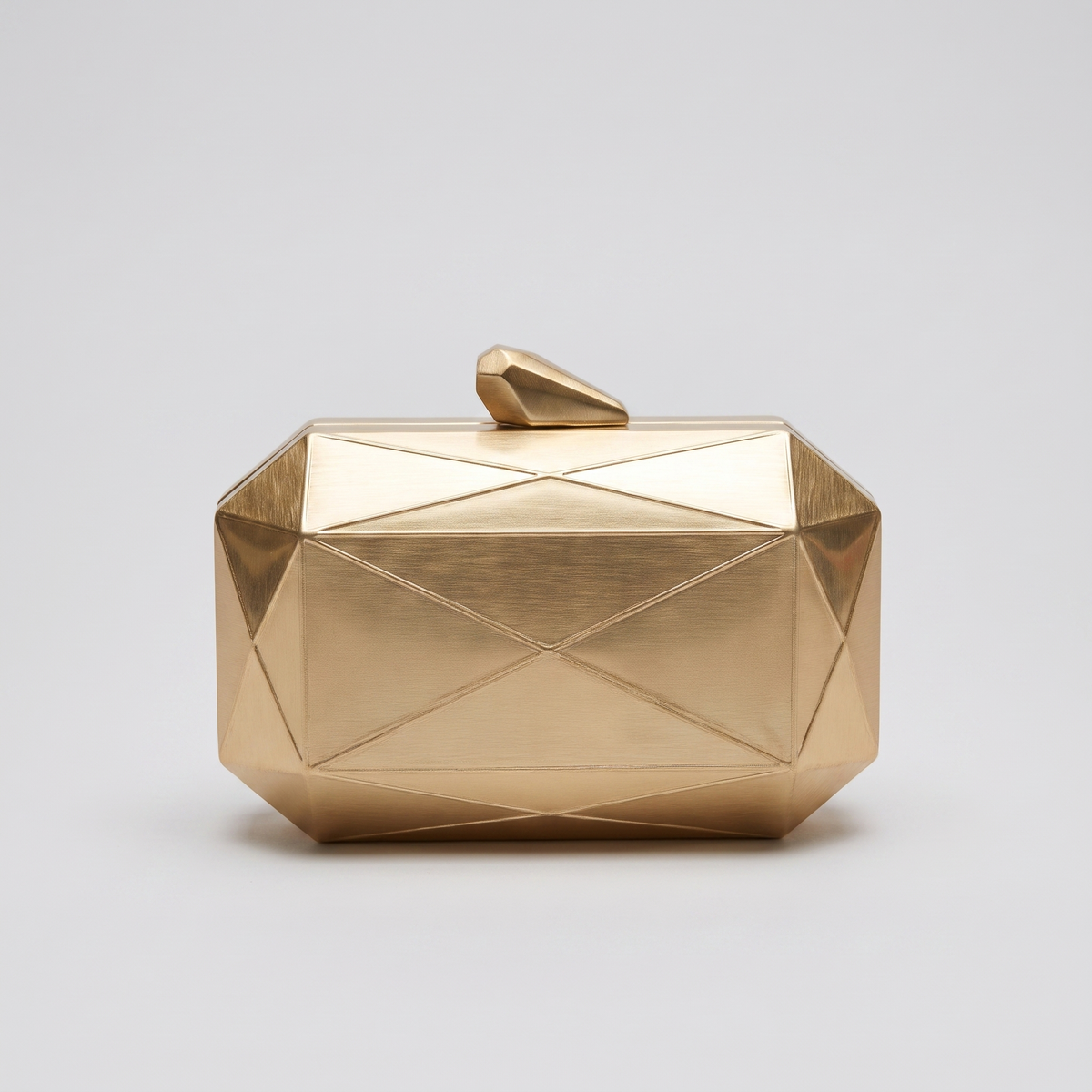 Bolso cajita sobre fondo gris de estudio