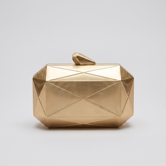 Bolso cajita sobre fondo gris de estudio