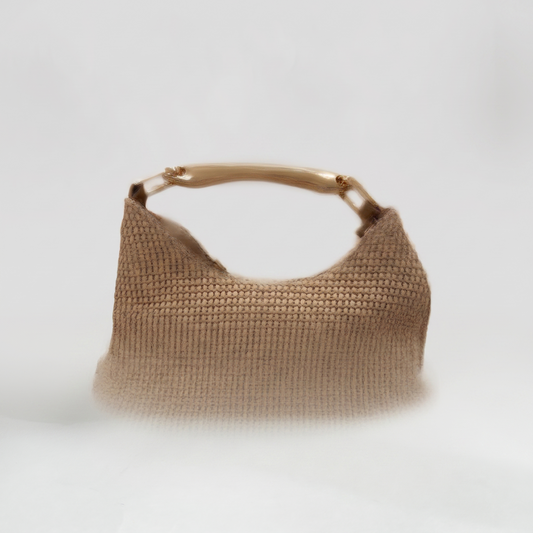 Bolso tono natural sobre fondo gris de estudio