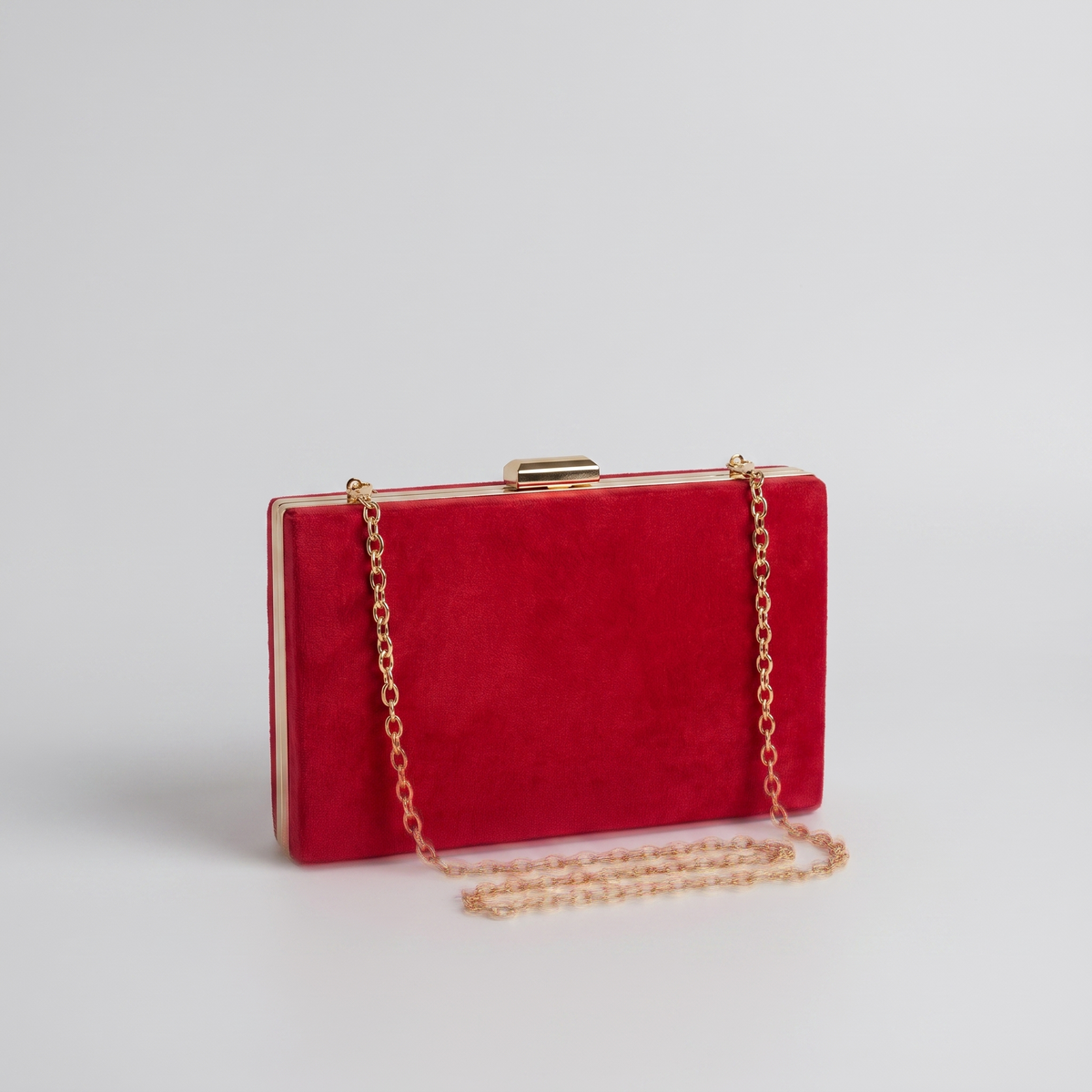 Bolso rojo sobre fondo gris de estudio