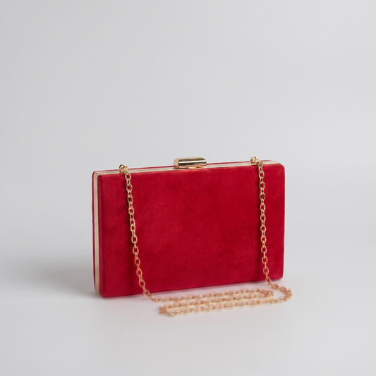 Bolso rojo sobre fondo gris de estudio