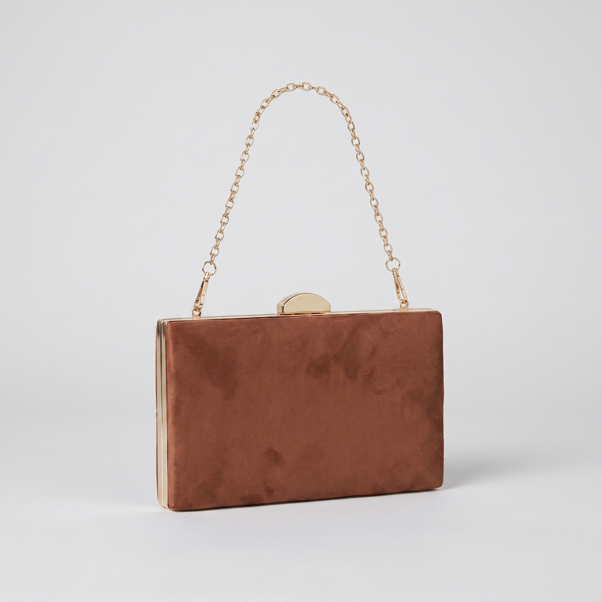 Bolso marron sobre fondo gris de estudio