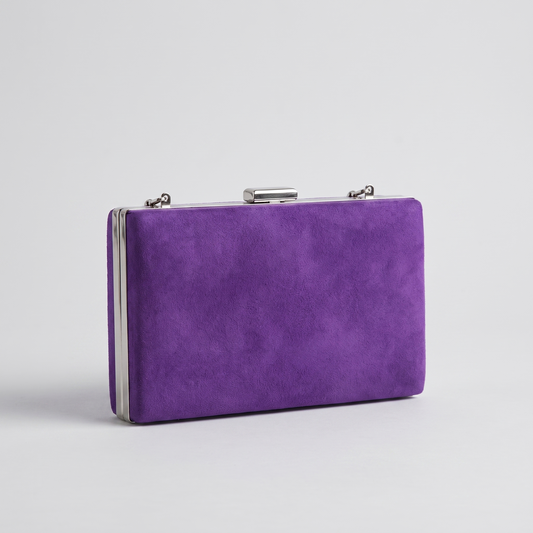 Bolso purpura sobre fondo gris de estudio