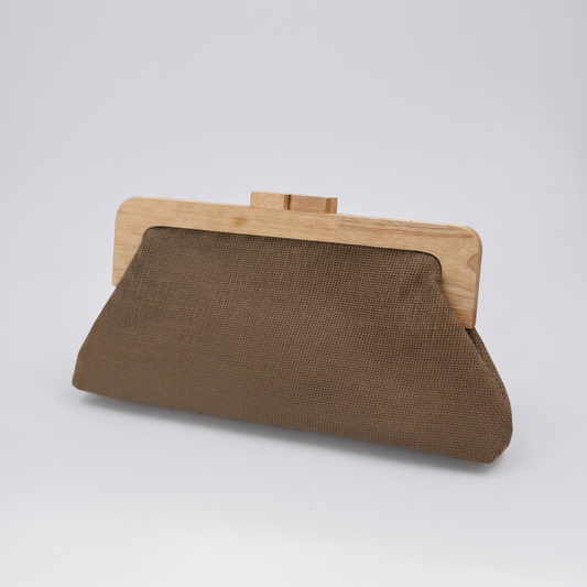 Bolso Tostado sobre fondo gris de estudio