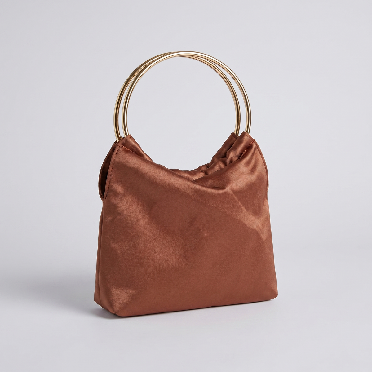 Bolso Saco Cobre sobre fondo gris de estudio