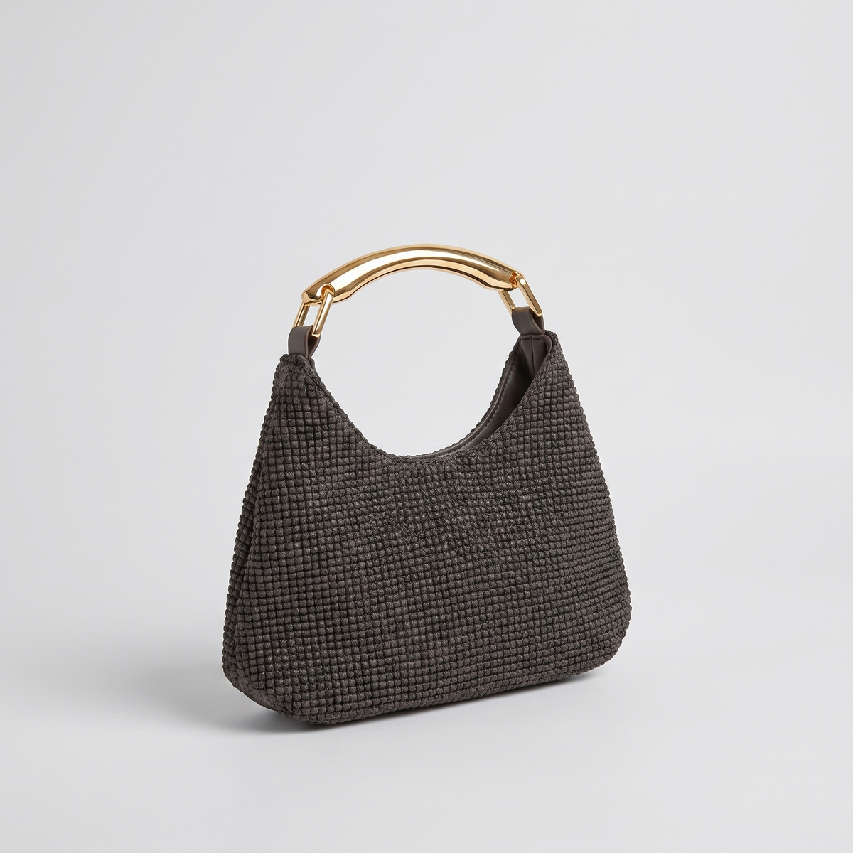 Bolso chocolate sobre fondo gris de estudio