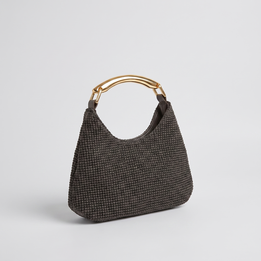 Bolso chocolate sobre fondo gris de estudio