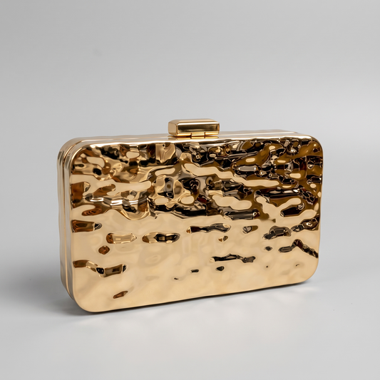 Bolso Dorado sobre fondo gris de estudio