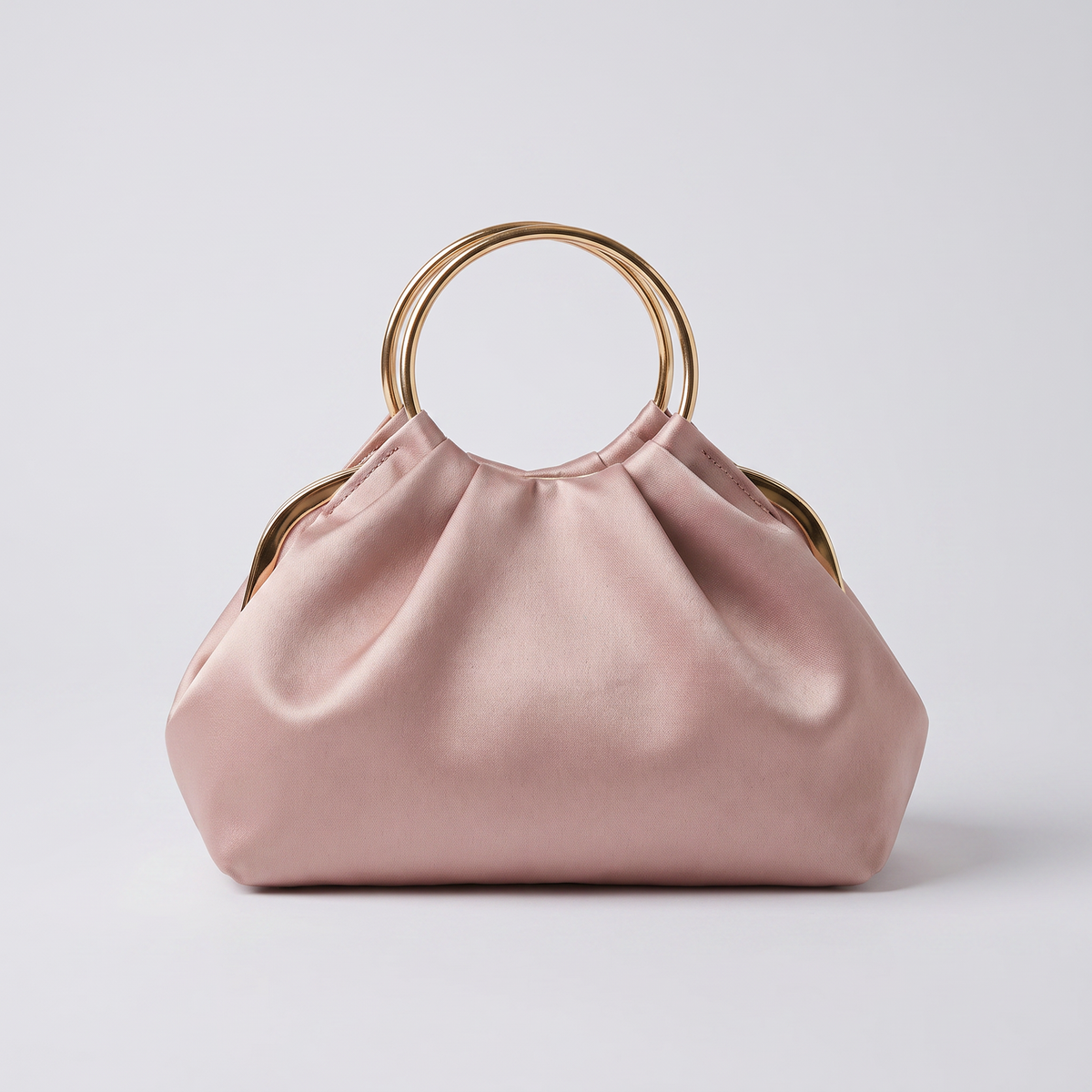 Bolso Saten Cobre sobre fondo gris de estudio