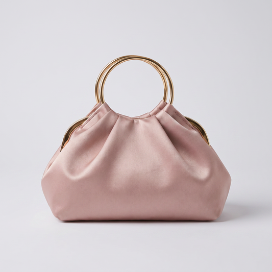 Bolso Saten Cobre sobre fondo gris de estudio