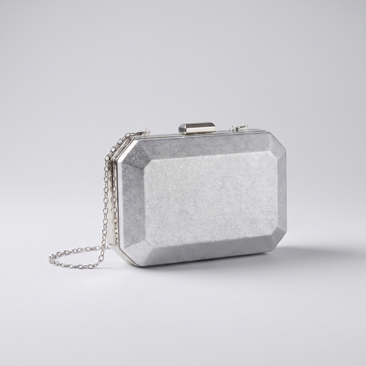 Clutch plateado sobre fondo gris de estudio