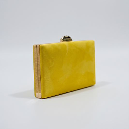 Bolso amarillo sobre fondo gris de estudio