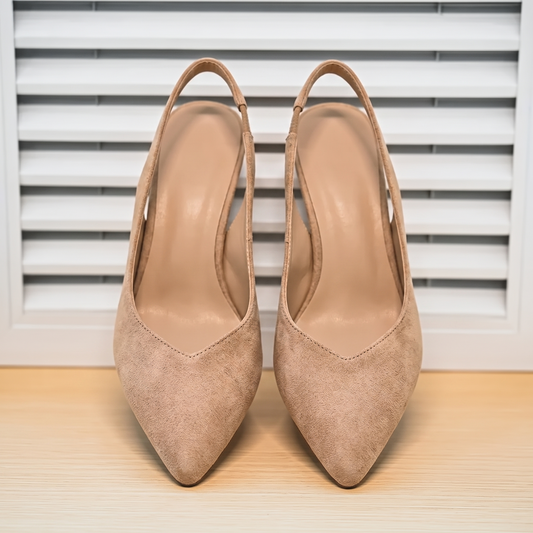 Zapatos Cómodos de Tacón Bajo sobre fondo de persiana blanca