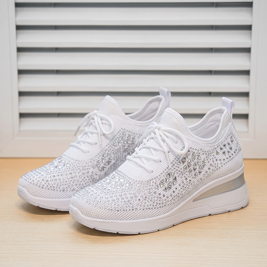 Zapatillas Ortopédicas para Mujer sobre fondo de persiana blanca