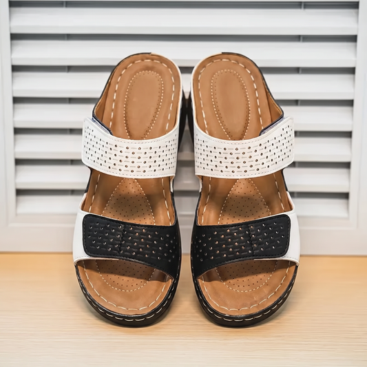 Sandalias Ortopédicas Elegantes sobre fondo de persiana blanca