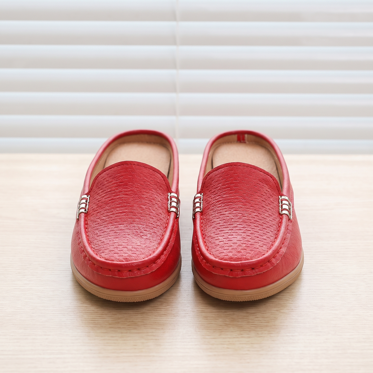 Mocasines Ortopédicos Elegance Premium sobre fondo de persiana blanca