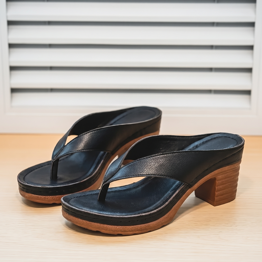 Sandalias Elegantes y Cómodas sobre fondo de persiana blanca