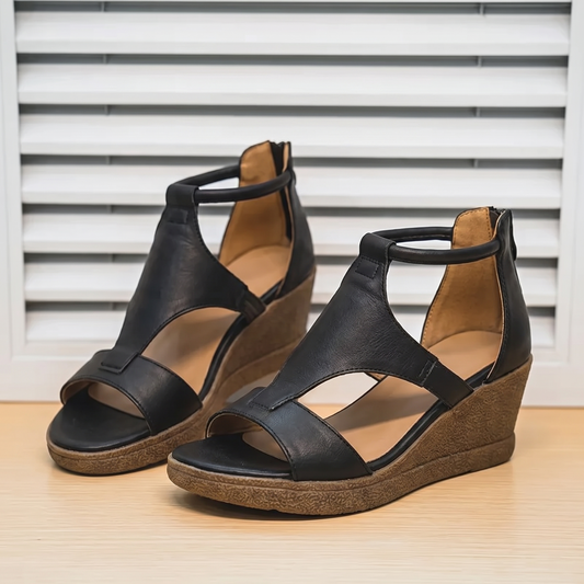 Sandalias Ortopédicas Elegantes sobre fondo de persiana blanca