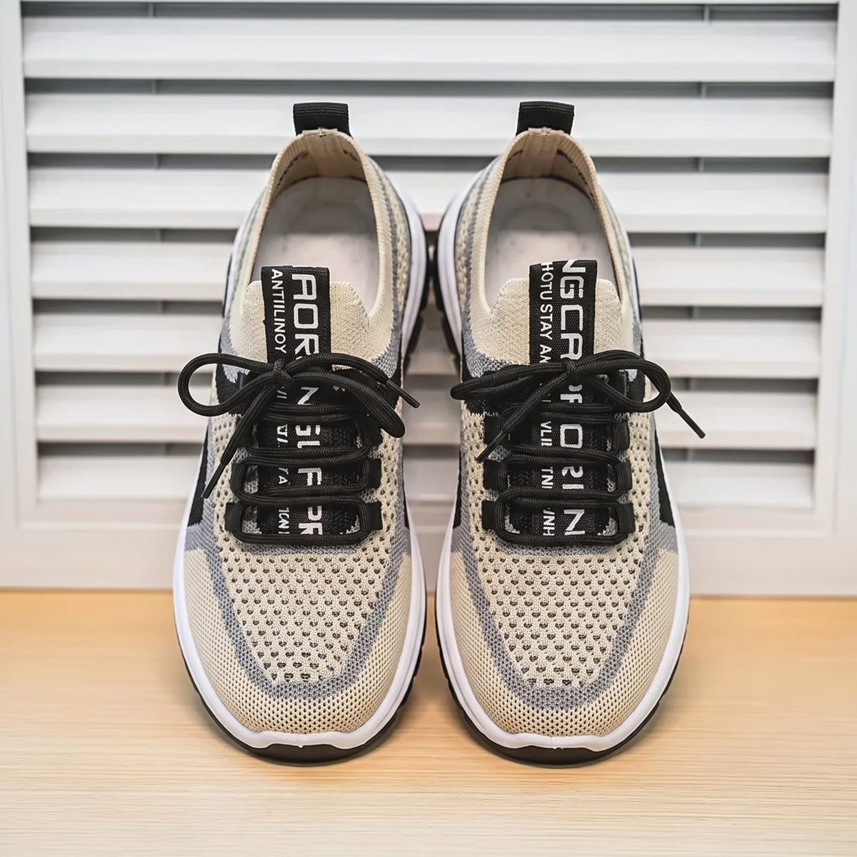 Zapatillas Ultra Cómodas y Ligeras sobre fondo de persiana blanca