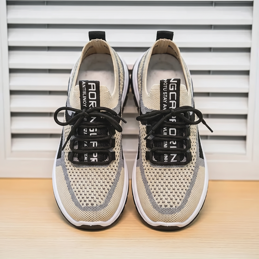 Zapatillas Ultra Cómodas y Ligeras sobre fondo de persiana blanca