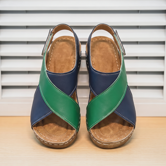 Sandalias Confort Ergonómicas sobre fondo de persiana blanca