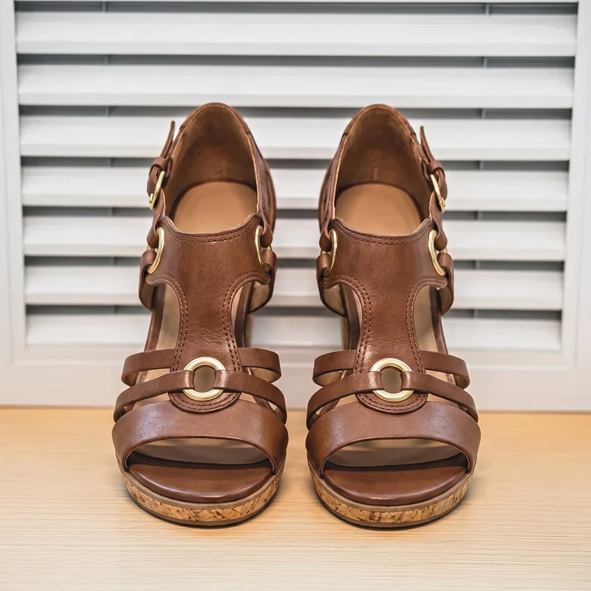 Zapatos de Tacón Elegantes y Confortables sobre fondo de persiana blanca