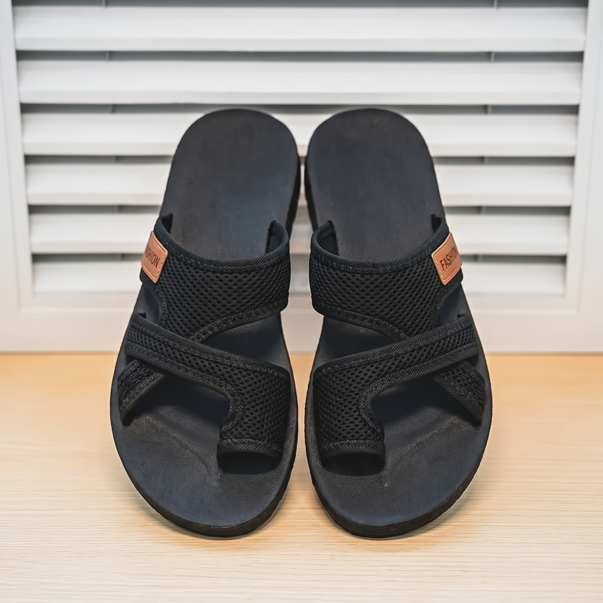 Sandalias ortopédicas para la corrección del Hallux Valgus sobre fondo de persiana blanca