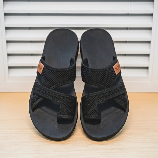 Sandalias ortopédicas para la corrección del Hallux Valgus sobre fondo de persiana blanca