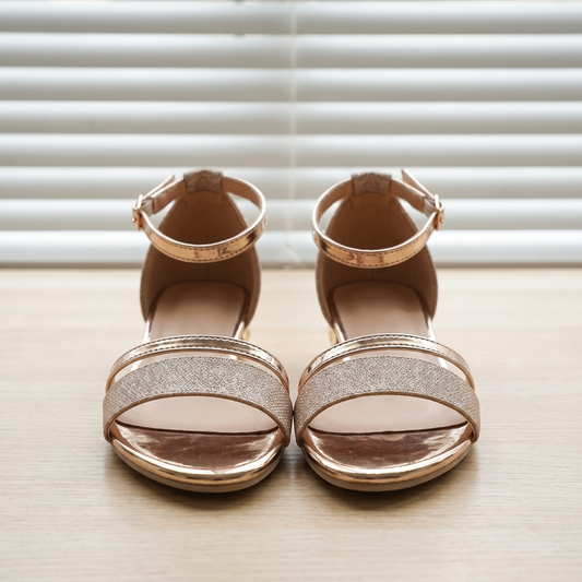 Sandalias Ortopédicas con Tacón Confortables sobre fondo de persiana blanca